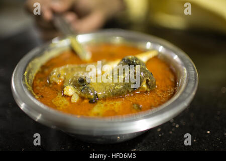 Close-up di carni di montone Paya Zuppa servita in una piccola ciotola di acciaio inossidabile. Paya è una zuppa con agnello zampetto e spezie Foto Stock