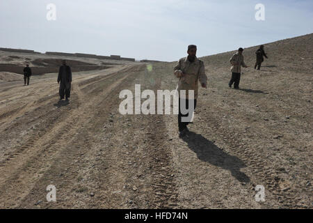 Afghan Polizia Locale candidati pratica movimenti Patrol durante un corso di ALP nel quartiere Latif, provincia di Ghazni, Afghanistan, Marzo 29. Il corso è di tre settimane di programma che insegna ALP candidati base procedure di polizia, armi di manipolazione e altre competenze necessarie per proteggere e difendere i cittadini afghani. (U.S Navy foto di comunicazione di massa specialista di prima classe David A. Frech / Non rilasciato) afgano Polizia Locale reclutamento di formazione 120329-N-FV144-044 Foto Stock