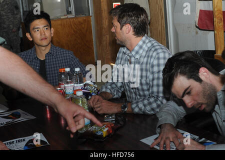 John Cho (da sinistra), Karl Urban e Zachary Quinto incontro con il personale militare su una base in Medio Oriente in aprile 11. Gli attori sono parte del nuovo Star Trek movie che sarà venuta fuori in maggio negli Stati membri. Star Trek calco 2 Foto Stock