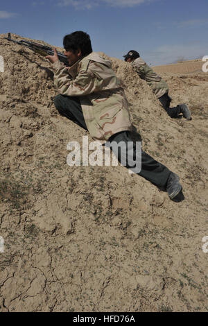 Afghan Polizia Locale candidati pratica utilizzando il coperchio e occultamento quando reagisce al contatto nemico nel distretto di Latif, provincia di Ghazni, Afghanistan, Marzo 29. Il corso è di tre settimane di programma che insegna ALP candidati base procedure di polizia, armi di manipolazione e altre competenze necessarie per proteggere e difendere i cittadini afghani. (U.S Navy foto di comunicazione di massa specialista di prima classe David A. Frech / Non rilasciato) afgano Polizia Locale reclutamento di formazione 120329-N-FV144-234 Foto Stock