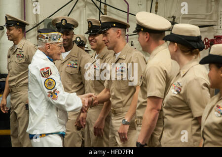 SAN DIEGO (1 aprile 2016) Stu Hedley, un pensionato Navy Chief Petty Officer di II Guerra Mondiale veterano e Pearl Harbor superstite, schede di assalto anfibio nave USS America (LHA 6) e scuote le mani con il capo tecnico dei sistemi informativi aziendali Rob Murillo come egli saluta l'America Chiefs Mess. Hedley è venuto a bordo di condividere la sua storia e celebrare il 123chief petty officer compleanno. L'America è un aviation centric assalto anfibio della nave che supporta Marine aviation requirements, dalla piccole operazioni di emergenza di un expeditionary strike gruppo, alla voce forzato missioni nei principali teatri di guerra Foto Stock