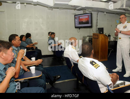 Stati Uniti Navy Capt. Eric Staats, destra, una gestione della conoscenza ufficiale con gli Stati Uniti 7 il personale della flotta, parla con i professionisti medici con la marina indonesiana durante un esperto in materia di exchange a bordo della U.S. 7 Comando della Flotta nave USS Blue Ridge (LCC 19) in Jakarta, Indonesia, 14 giugno 2013. La Blue Ridge era di pattuglia operante in avanti, la creazione di partenariati marittima e la conduzione di operazioni di sicurezza e di stabilità. (U.S. Foto di Marina di Massa lo specialista di comunicazione 2a classe Toni Burton/RILASCIATO) oggetto di scambio di esperti 130614-N-QD718-014 Foto Stock