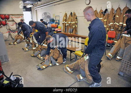 I Midshipmen indossano gruppi antincendio presso il Submarine Learning Center Detachment San Diego durante l'orientamento estivo, impegnandosi in scenari di addestramento sottomarino a supporto delle forze di superficie e sottomarini, tattiche, operazioni nucleari e prontezza di schieramento. Foto Stock