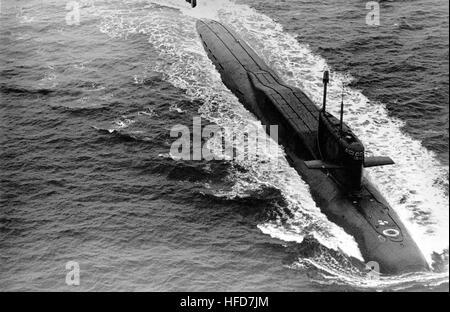 Un elevato prua dritta vista di un sovietico Yankee II classe missile balistico sommergibile in corso. Sommergibile Yankee di classe II Foto Stock