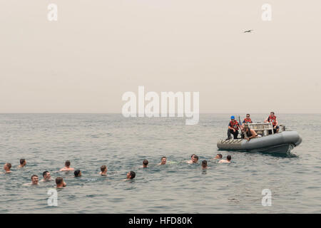 150829-N-GG858-059 Golfo di Aden (Agosto 29, 2015) marinai del San Antonio-classe di trasporto anfibio dock nave USS ancoraggio (23 LPD) e Marines dal XV Marine Expeditionary Unit (XV MEU) nuotare nel Golfo di Aden durante una nuotata chiamata. Ancoraggio è parte dell'Essex anfibio gruppo pronto e, con avviato xv MEU, è distribuito come supporto di le operazioni di sicurezza marittima e di teatro la cooperazione in materia di sicurezza gli sforzi negli Stati Uniti Quinta Flotta area di operazioni. (U.S. Foto di Marina di Massa Communications Specialist 2a classe Matthew Dickinson/RILASCIATO) nuotare chiamata 150829-N-GG858-059 Foto Stock