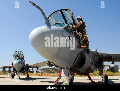 070719-N-0780F-001 Squadron (VMAQ) 1 equipaggi uscire dalla loro EA-6B Prowler in seguito al loro arrivo durante un transitorio di arresto sulla isola del Mediterraneo orientale di Creta. VMAQ-1 è intitolata alla loro casa base al Marine Corps Air Station Cherry Point, N.C. seguenti sei un mese e mezzo di distribuzione Al Asad Air Base nell'Iraq occidentale. Stati Uniti Foto di Marina dal Sig. Paolo Farley (rilasciato) 070719-N-0780F-001 Foto Stock