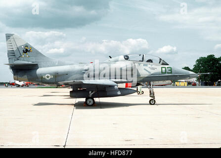 È una vista laterale destra di un TA-4J Skyhawk aeromobili del Fighter Squadron 45 (VF-45) parcheggiato sulla linea di volo. TA-4F Skyhawk di VF-45 a NAF Andrews 1993 Foto Stock