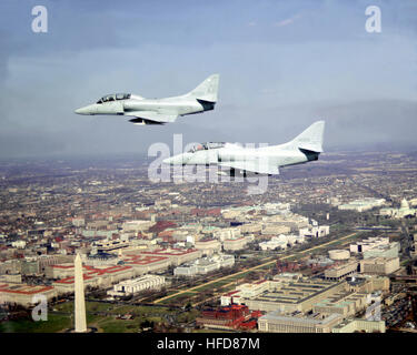 Un aria-aria - Vista laterale sinistra della flotta due squadrone composito 12 (VC-12) TA-4J Skyhawk aeromobile in formazione sopra la città. (SUBSTANDARD) TA-4Js VC-12 over Washington DC 1980 Foto Stock