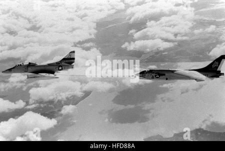 Un aria-aria - Vista laterale sinistra di una flotta squadrone composito 12 (VC-12) TA-4J Skyhawk aeromobile come refuels un RF-8G Crusader aeromobili. TA-4J il rifornimento di RF-8G 1987 Foto Stock