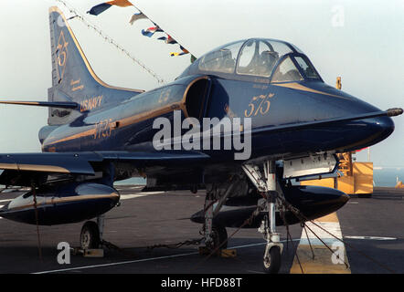 Una vista anteriore destra di un Training Squadron 25 (VT-25) TA-4J Skyhawk sul display durante la celebrazione del settantacinquesimo anniversario della aviazione navale. Il velivolo ha una speciale diamante anniversario dello schema di verniciatura. TA-4J VT-25 in diamante anniversario paint 1986 Foto Stock