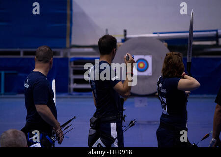 COLORADO SPRINGS, Colo. (2 maggio 2012) -- Marina specialista culinaria marinai Judy Boyce, Navy macchinista compagno del 1° classe Mike Dayton e ritirato la Marina da elettricista, Mate 2a classe Joshua Rosenberg vincere il bronzo nella squadra ottiene il tiro con l'arco sulla concorrenza del 2012 Warrior giochi. Questa è stata la prima medaglia per il Team Navy/Guardia costiera. I giochi, che corrono dal 30 aprile attraverso 5 Maggio, fornire feriti, ammalati e feriti i membri del servizio le opportunità di crescita e di acheivement attraverso adaptive atheletic la formazione e la concorrenza. (U.S. Navy foto di LT Michael Fallon/RILASCIATO) Team Guardia Navy-Coast prende br Foto Stock