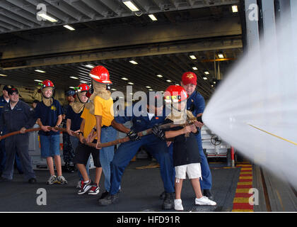 Guantanamo Bay Base Navale mare cadetti impara le nozioni di base per la lotta antincendio e per il controllo dei danni tecniche dal danno il team di controllo dell'assalto anfibio nave USS Wasp (LHD 1). Vespa è implementato il supporto del sud della stazione di partenariato, un partenariato delle Americhe strategia marittima, che si concentra sulla creazione di interoperabilità e la cooperazione nella regione per affrontare le sfide comuni. Lavoro di squadra 213106 Foto Stock