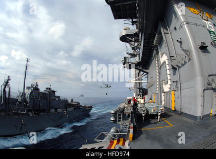 I militari di comando Sealift fast-combattere la nave appoggio USNS Arctic (T-AOE 8) vele a fianco della Nimitz-classe-nucleare powered portaerei USS Harry Truman (CVN 75) durante un rifornimento verticale in mare. Truman è assegnato alla sesta flotta e sta conducendo la sicurezza teatro di attività di cooperazione nel Mediterraneo orientale. Sicurezza del teatro di attività cooperative 66797 Foto Stock