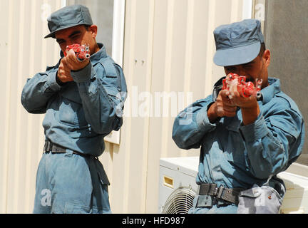 071010-N-1159B-024 provincia di Kandahar, Afghanistan (10 luglio 2010) - Polizia nazionale afgana reclute ricevere piccole armi della formazione a reclutare Center-Kandahar formazione. Il sistema RTC-K ha attualmente 349 reclute di essere addestrati per riempire i ranghi della polizia nazionale afgana. Stati Uniti Foto della marina da capo la comunicazione di massa specialista Brian Brannon / Rilasciato Polizia nazionale afgana reclute ricevere piccoli bracci di formazione (4782317379) Foto Stock