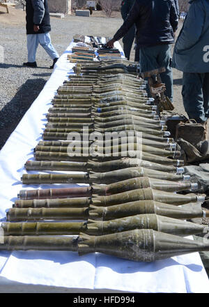 Una cache di armi, sequestrati durante un afghano indipendente per la lotta contro il funzionamento, si vede sul display durante una cerimonia di premiazione di Febbraio 15, 2014, nella provincia di Logar's Muhammed Agah centro distretto, Afghanistan. L Esercito nazionale afgano Forze Speciali afghane e la polizia locale ha scoperto la cache nel villaggio Babus, pul-E-Alam distretto. (U.S. Navy Fotografia di comunicazione di massa specialista in seconda classe William S. Parker/RILASCIATO) forze di sicurezza nazionali afgane aggiudicati in provincia di Logar 140215-N-A856-035 Foto Stock