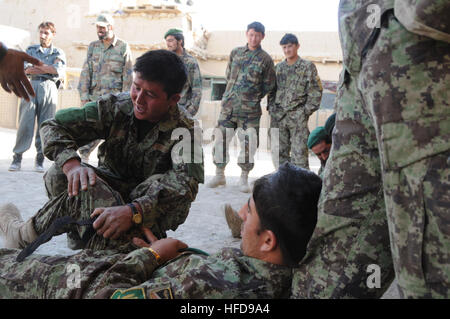 Esercito Nazionale Afghano soldati pratica applicando combattere tourniquets, 9 giugno. Questa istruzione includendo anche la pressione diretta di condimenti e di applicazione pratica. (U.S. Navy foto di Chief Petty Officer Jeremy L. Legno) forze di sicurezza nazionali afgane impara le nozioni di base di combattimento tecniche salvavita 291578 Foto Stock