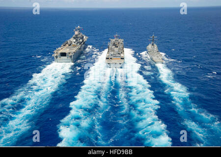 L'assalto anfibio nave USS Peleliu (LHA 5), a sinistra e il missile destroyer USS Spruance (DDG 111), destra, condotta a una ricostituzione in mare con il combattimento veloce nave appoggio USNS Ranieri (T-AOE 7) nell'Oceano Pacifico il 24 giugno 2014. Le navi erano in rotta per partecipare al bordo del pacifico esercizio 2014, U.S. Flotta del pacifico-hosted multinazionale biennale esercizio marittimo progettato per promuovere e sostenere la cooperazione internazionale sulla sicurezza del mondo?s oceani. (U.S. Foto di Marina di Massa lo specialista di comunicazione di terza classe Dustin Knight/RILASCIATO) l'assalto anfibio della nave Foto Stock