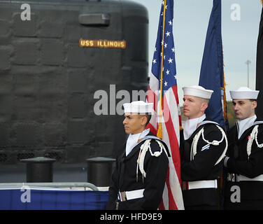 161029-N-HI707-957 Groton, Connecticut. (Ott. 29, 2016) La protezione di colore è pronta per la sfilata i colori durante la cerimonia di messa in esercizio di USS Illinois (SSN 786) su Naval base sottomarina di New London, Ott. 29. USS Illinois è la U.S. NavyÕs xiii Virginia-Class sottomarino di attacco e la quarta nave prende il nome per lo stato di Illinois. (U.S. Navy foto di Chief Petty Officer Darryl I. legno/RILASCIATO) La Guardia a colori è pronta per la sfilata i colori durante la cerimonia di messa in esercizio di USS Illinois (SSN 786) (30559597231) Foto Stock