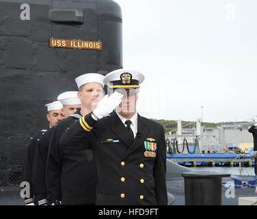 161029-N-HI707-073 Groton, Connecticut. (Ott. 29, 2016) Il primo orologio è pronta ad assumere il dovere a bordo della USS Illinois (SSN 786) su Naval base sottomarina di New London, Ott. 29. USS Illinois è la U.S. NavyÕs xiii Virginia-Class sottomarino di attacco e la quarta nave prende il nome per lo stato di Illinois. (U.S. Navy foto di Chief Petty Officer Darryl I. legno/RILASCIATO) Il primo orologio è pronta ad assumere il dovere a bordo della USS Illinois (SSN 786) su Naval base sottomarina di New London (30559597711) Foto Stock