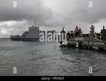 I marinai, Marines e civili assegnato alla stazione navale di Guantánamo Bay, Cuba, eseguire la 'GTMO salta fuori' mentre il traghetto di base riceve in corso. I residenti di base eseguire il salto fuori per onorare i compagni di servizio soci e amici che sono permanentemente lasciando GTMO. Il GTMO salta fuori 302399 Foto Stock