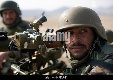 Un esercito nazionale afghano soldato luoghi in un SPG9 anti-serbatoio arma durante le armi di formazione presso il militare di Kabul, centro di formazione, Gen. 30, a Kabul, Afghanistan. Consulenti NTMA fornire orientamenti all'Esercito nazionale afgano istruttori che sono con il compito di condurre la maggior parte dei corsi di formazione per ana reclute. Soldati afgani treno su armi pesanti 361715 Foto Stock