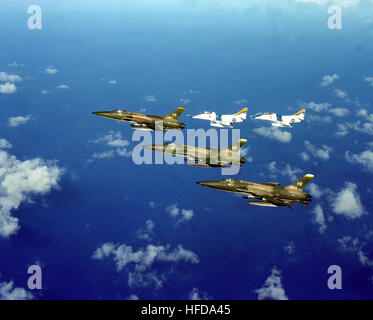 Un aria-aria - Vista laterale sinistra di tre F-105 Thunderchief aeromobile dal 508th Tactical Air Force unità di riserva e due TA-4J Skyhawk aeromobili dalla flotta squadrone composito 1 (VC-1) volare in formazione. Tre F-105 e due TA-4J Foto Stock