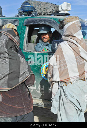 Afghan uniforme della polizia di parlare con gli abitanti di un villaggio mentre di pattuglia in Walan Rabat, provincia di Zabul, Afghanistan, Gen 7. La politica AUP servire come guide per la Walan Rabat afghano di polizia locale al fine di lavorare in modo cooperativo per portare la sicurezza e la stabilità in aree rurali dell'Afghanistan. Afghan uniforme della polizia 120107-N-CI175-054 Foto Stock