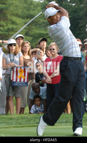 070704-N-2855B-005 Tiger Woods, Campione golfista, aziona la sfera verso il basso gamma durante la cerimonia inaugurale dei boschi di Earl Memorial Pro-Am Torneo, parte della AT&T National PGA Tour event, 4 luglio 2007, presso il Congressional Country Club di Bethesda, MD. Boschi ha donato 30.000 biglietti di torneo al personale militare per partecipare alla manifestazione in onore di soldati e militari di famiglie. Il Dipartimento della Difesa foto di Sottufficiali di 2a classe di Molly A. Burgess, USN. Tiger Woods 2007 Foto Stock