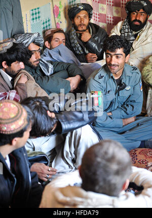 Afghan uniformata parlare di polizia per gli abitanti di un villaggio di circa unendo afghana per la polizia locale nel corso di una shura in Walan Rabat, provincia di Zabul, Afghanistan gen. 8. La politica AUP servire come guide per la Walan Rabat ALP al fine di lavorare in modo cooperativo per portare la sicurezza e la stabilità in aree rurali dell'Afghanistan. Afghan uniforme della polizia shura 120108-N-CI175-032 Foto Stock