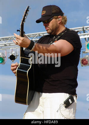 040601-N-8861F-003 navale attività di supporto a Napoli Italia (Jun. 1, 2004) - cantante country Toby Keith canta in un recente United Service Organization (OSU) sponsorizzato concerto tenuto a navale attività di supporto, Napoli, supporto sito in Gricignano. Keith, uniti dalla legenda di roccia Ted Nugent sarà anche in viaggio per la Germania, il Kosovo e il Golfo Persico durante il tour. Stati Uniti Navy foto dal fotografo il compagno di classe 2a Lenny Francioni (rilasciato) Toby Keith in concerto Foto Stock