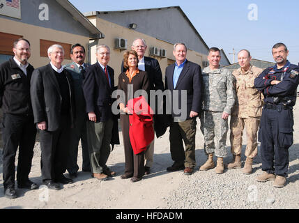 Jackie Kem, da sinistra, Sostituto del comandante, NATO Training Mission-Afghanistan, U.S. Il Sen. Roger F. vimini, Afghan Brig. Gen. Khudadad Agah, comandante dei centri di formazione, Sen. Mitch McConnell, Sen. Lisa Murkowski, sost. Michael N. Castello, Sen. Mike Crapo, Lt. Gen. William B. Caldwell IV, comandante NTM-A, Canadese Il Mag. Gen. Michael J. Ward, sostituto del Comandante NTM-A, e Briga. Gen. Carmelo Burgio, Comandante combinati Training Advisory Group - Polizia, NTM-A, durante una visita alla centrale di Training Facility, Kabul, Gen 9, 2010. La delegazione del Congresso del briefing ricevuto dal CTC, NATO Trai Foto Stock