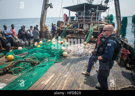 150208-N-JP249-017 OCEANO ATLANTICO (feb. 8, 2015) DEGLI STATI UNITI Costa guardie e servizio del Ghana membri, imbarcato a bordo i militari Sealift il comando congiunto del ad alta velocità a nave USNS Spearhead (JHSV 1) come parte dell'Africa Diritto Marittimo esecuzione Partnership, condurre una visita, scheda, ricerca e sequestro il funzionamento a bordo di una barca da pesca Febbraio 8, 2015. Punta di diamante è su una distribuzione programmata per gli Stati Uniti Sesta flotta area di operazioni a sostegno della collaborazione internazionali di costruzione di capacità del programma di Partenariato Africa stazione. (U.S. Foto di Marina di Massa lo specialista di comunicazione 2a classe Kenan O'Connor/Rel Foto Stock