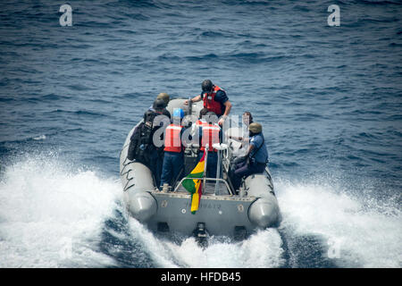 150210-N-JP249-043 OCEANO ATLANTICO (feb. 10, 2015) marinai, Costa guardie e servizio del Ghana membri unità a scafo rigido barca gonfiabile lanciato dal militare Sealift il comando congiunto del ad alta velocità a nave USNS Spearhead JHSV (1) Il 10 febbraio, 2015. Punta di diamante è su una distribuzione programmata per gli Stati Uniti Sesta flotta area di operazioni a sostegno della collaborazione internazionali di costruzione di capacità del programma di Partenariato Africa Stazione (AP). (U.S. Foto di Marina di Massa lo specialista di comunicazione 2a classe Kenan O'Connor/RILASCIATO) Africa Partnership Station 150210-N-JP249-043 Foto Stock