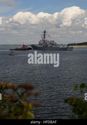 140915-N-PX557-002 NEWPORT, R.I. (Sett. 15, 2014) rimorchiatori assegnati alla stazione navale (NAVSTA) Newport assistere il Arleigh Burke-class guidato-missile destroyer USS Jason Dunham (DDG 109), casa ported a Norfolk, Virginia, mentre si prepara a moor pier lato a NAVSTA Newport a Newport, Rhode Island. USS Jason Dunham, San Antonio-classe di trasporto anfibio dock USS Arlington (LPD 24), Comune di Alta Velocità nave USNS Guerre indiane County (JHSV 2), e Los Angeles-class submarine USS Hartford (SSN 768) sono attualmente in Newport che rappresentano le loro rispettive classi di navi a sostegno del capo di operazioni navali' Foto Stock