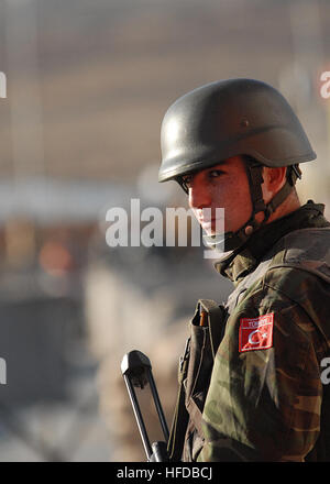 MAIDEN SHAHR, Afghanistan--un esercito turco sta soldier guarda al cancello principale del bagno turco Provincial Reconstruction Team (PRT) composto il 9 dicembre 2008. Il bagno turco PRT è solo uno dei 26 in tutta l'Afghanistan che è gestito esclusivamente da civili, mentre l'esercito turco si presta a supporto per mantenere la forza di protezione del PRT composto. Foto di ISAF da U.S. Navy Petty Officer 2a classe Aramis X. Ramirez (rilasciato) turco soldato ISAF Foto Stock