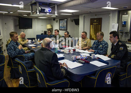 Stati Uniti, bulgaro e rumeno ufficiali di marina di tenere un incontro a bordo del missile destroyer USS Truxtun (DDG 103) di Varna, Bulgaria, 15 marzo 2014. Il Truxtun eseguita una routine di formazione e teatro di innesto di sicurezza con le forze navali della Romania e della Bulgaria nel Mar Nero. (U.S. Foto di Marina di Massa lo specialista di comunicazione di terza classe Scott Barnes/RILASCIATO) DEGLI STATI UNITI, bulgaro e rumeno ufficiali di marina di tenere un incontro a bordo del missile destroyer USS Truxtun (DDG 103) di Varna, Bulgaria, Marzo 15, 2014 140315-N-EI510-007 Foto Stock