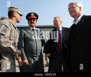 100109-N-9594C-015 - KABUL - STATI UNITI Army Spc. Mohamad Azimi ha, a sinistra, si traduce per il brigantino afghano. Gen. Khudadad Agah, la seconda da sinistra, comandante dei centri di formazione, E DEGLI STATI UNITI Senatori Roger F. vimini, destra e Mitch McConnell presso la centrale di Training Facility (CTC), a Kabul, in data 9 gennaio 2010. Sens. Vimini e McConnell sono state riunite da Sens. Lisa Murkowski e Mike Crapo e sost. Michael Castello per una visita alla CTC e altre strutture nella zona. La delegazione del Congresso del briefing ricevuto dal CTC, NATO Training Mission-Afghanistan (NTM-A), e la forza internazionale di assistenza alla sicurezza senior lead Foto Stock