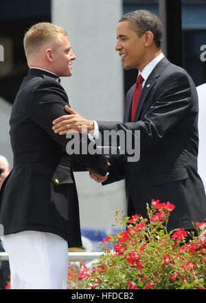 Stati Uniti Il presidente Barack Obama si congratula con un nuovo Marine Corps 2a tenente per la sua messa in servizio negli Stati Uniti Marine Corps durante una graduazione e commissioning cerimonia al Navy-Marine Corps Memorial Stadium in Annapolis, Md. Obama ha consegnato il indirizzo di inizio a più di 1.030 laureandosi aspiranti guardiamarina presso l'U.S. Accademia Navale. Stati Uniti Accademia navale 174048 graduazione Foto Stock