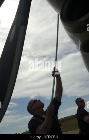 Navy Petty Officer di terza classe Kenneth Ellul scrubs l'ala di un C-2 Levriero per impedire la corrosione a fianco di Marina Sottufficiali di terza classe Andrew Kasper a U.S. Stazione navale di Guantánamo Bay airfield, 20 gennaio. Il aviatori fanno parte della flotta squadrone logistica VRC-40 distribuito come supporto di funzionamento risposta unitaria, la fornitura di assistenza umanitaria ad Haiti. Stati Uniti Stazione navale Guatnanamo Bay Airfield 242517 di espansione Foto Stock