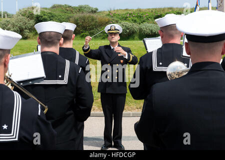 UTAH BEACH, Francia (04 giugno 2016) - STATI UNITI Forze Navali Europa Band suona l'inno nazionale, 4 giugno, durante la Utah Beach Memorial cerimonia per onorare i sacrifici dei veterani della Seconda guerra mondiale. Più di 380 service membri provenienti da Europa e affiliati D-Day unità storiche partecipano al 72anniversario come parte della Joint Task Force D-Day 72. La Task Force, basato in Sainte Mere Eglise, Francia, è il supporto di eventi locali attraverso la Normandia, dal 30 maggio - 6 Giugno , 2016 per commemorare il generoso delle azioni da parte di tutti gli alleati sul D-Day che continuano a risuonare 72 anni più tardi. (U.S. Foto della marina da Ma Foto Stock