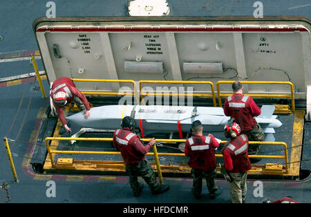 030327-N-5781F-004 il Golfo Arabico (Mar. 27, 2003) -- Aviation ordnancemen spostare un AGM-154 comune Arma di suporto (JSOW) sul ponte di volo da una delle armi shipÕs ascensori a bordo della portaerei USS Kitty Hawk (CV 63). Il Joint Standoff arma (JSOW) è un tasto programma che sostituirà cinque tipi di vecchie armi aria-terra attualmente in inventario navale. Kitty Hawk e il suo avviato CVW-5 sono attualmente operativi con le forze della coalizione a sostegno dell'Operazione Iraqi Freedom, la coalizione multinazionale sforzo per liberare il popolo iracheno, eliminare IraqÕs armi di distruzione di massa Foto Stock