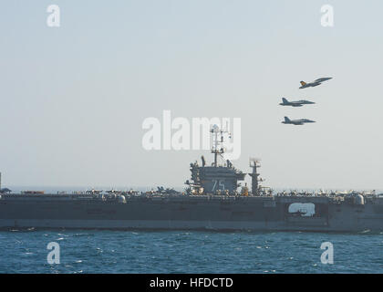 140317-N-IG780-193 Golfo di Oman (17 marzo 2014) della Cmdr. Jeremy T. Andrew, top, in uscita comandante della ???spadaccini??? Di Strike Fighter Squadron 32, esce la formazione durante un'antenna di cambiamento di cerimonia di comando sopra la portaerei USS Harry Truman (CVN 75). Andrew è stato sollevato dalla Cmdr. Peter Hagge durante la cerimonia. Harry Truman, ammiraglia di Harry Truman Carrier Strike gruppo, è distribuito negli Stati Uniti Quinta Flotta area di responsabilità condurre le operazioni di sicurezza marittima, teatro di supporto di sicurezza gli sforzi di cooperazione e supporto di Operazione Enduring liberato Foto Stock