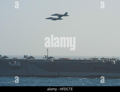 Stati Uniti Navy Cmdr. Peter A. Hagge, l'entrata ufficiale in comando di Strike Fighter Squadron (VFA) 32, e il cap. George Wikoff, il comandante del Carrier aria Wing (CVW) 3, volare F/A-18F Super Hornet aerei sopra la portaerei USS Harry Truman (CVN 75) nel Golfo di Oman durante un cambiamento dell'antenna del comando cerimonia Marzo 17, 2014. Hagge alleviato la Cmdr. Jeremy Andrew durante la cerimonia. L'Harry Truman Carrier Strike gruppo distribuito negli Stati Uniti Quinta Flotta area di responsabilità di condurre le operazioni di sicurezza marittima, teatro di supporto gli sforzi di cooperazione e sostegno l Operazione Enduring Fre Foto Stock