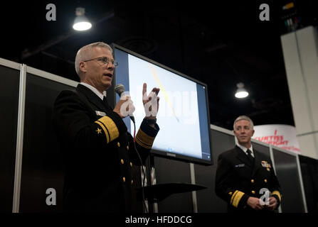 Stati Uniti Navy Adm posteriore. Matteo Klunder, sinistra, il capo della ricerca navale e Adm posteriore. Thomas Eccles, il chief engineer e vice comandante per sistemi navali, ingegneria navale Sistemi di mare il comando, per rispondere alle domande circa il laser allo stato solido durante il Navy League's Sea-Air-spazio esposizione in porto nazionale, Md., Aprile 8, 2013. Durante il pranzo, Capo di operazioni navali Adm. Jonathan Greenert ha annunciato la distribuzione di un laser allo stato solido a bordo a galla in avanti Base di Staging (Interim) USS Ponce (AFSB(i) 15) nel 2014. (U.S. Navy foto da John F. Williams/RILASCIATO) U.S. Navy Adm posteriore. Foto Stock