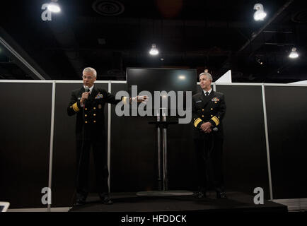 Stati Uniti Navy Adm posteriore. Matteo Klunder, sinistra, il capo della ricerca navale e Adm posteriore. Thomas Eccles, il chief engineer e vice comandante per sistemi navali, ingegneria navale Sistemi di mare il comando, per rispondere alle domande circa il laser allo stato solido durante il Navy League's Sea-Air-spazio esposizione in porto nazionale, Md., Aprile 8, 2013. Durante il pranzo, Capo di operazioni navali Adm. Jonathan Greenert ha annunciato la distribuzione di un laser allo stato solido a bordo a galla in avanti Base di Staging (Interim) USS Ponce (AFSB(i) 15) nel 2014. (U.S. Navy foto da John F. Williams/RILASCIATO) U.S. Navy Adm posteriore. Foto Stock