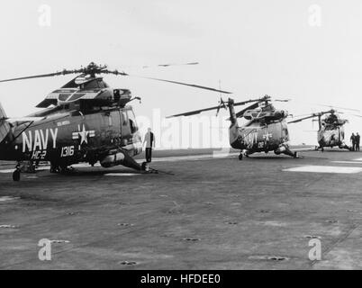 UH-2C Seasprites di HC-2 sulla USS America (CVA-66) nel dicembre 1969 Foto Stock