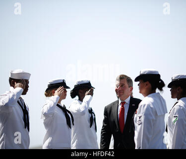 Charles H. Rivkin, ambasciatore degli Stati Uniti in Francia, è reso onori durante il suo arrivo a bordo della portaerei USS Harry Truman (CVN 75) durante una visita di porta. Harry Truman, l'ammiraglia di Harry Truman Carrier Strike gruppo, è implementato il supporto le operazioni di sicurezza marittima e di teatro la cooperazione in materia di sicurezza gli sforzi negli Stati Uniti Sesta flotta area di responsabilità. (U.S. Navy foto di Lt. Haraz N. Ghanbari/RILASCIATO) ambasciatore statunitense in Francia visite USS Harry Truman 130806-N-RA063-001 Foto Stock