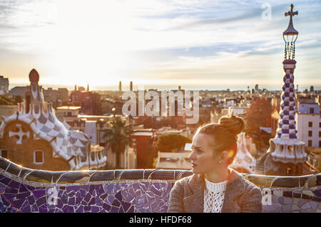 Firma di Barcellona style. elegante la donna a ricoprire a Parco Guell a Barcellona Spagna cercando riposo Foto Stock