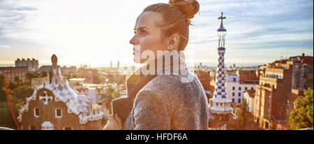 Firma di Barcellona in stile turistico elegante la donna a ricoprire in Barcellona, Spagna cercando riposo Foto Stock