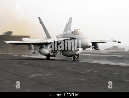 080710-N-1281H-123 Nord Mar Arabico (10 luglio 2008) Un F/A-18C Hornet assegnato al "vigilantes' di Strike Fighter Squadron (VFA) 151 viene avviato da Nimitz-class portaerei USS Abraham Lincoln (CVN 72). Lincoln è distribuito negli Stati Uniti Quinta Flotta area di responsabilità per supportare le operazioni Iraqi Freedom e Enduring Freedom come pure le operazioni di sicurezza marittima. Stati Uniti Navy foto di Aviation Electronics Technician Airman Ashley Houp (rilasciato) 080710-N-1281H-123 Foto Stock